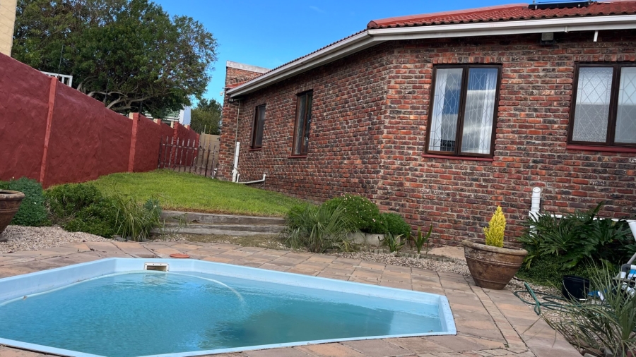 4 Bedroom Property for Sale in Heiderand Western Cape